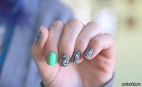 Цветочные узоры на ногтях и один - зеленый