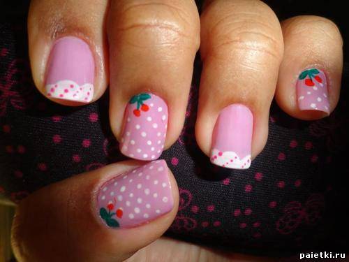 Нежно-розовый маникюр с вишенками на короткие ногт