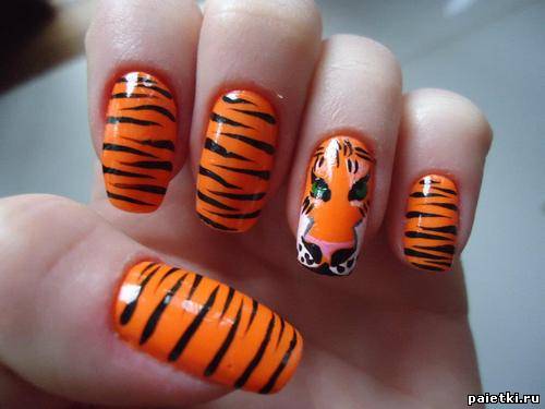 Тигровый маникюр с мордой тигра на одном ногте