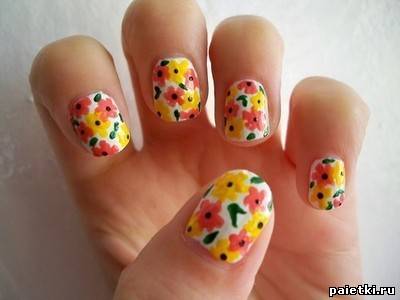 Яркие летние цветочки на ногтях