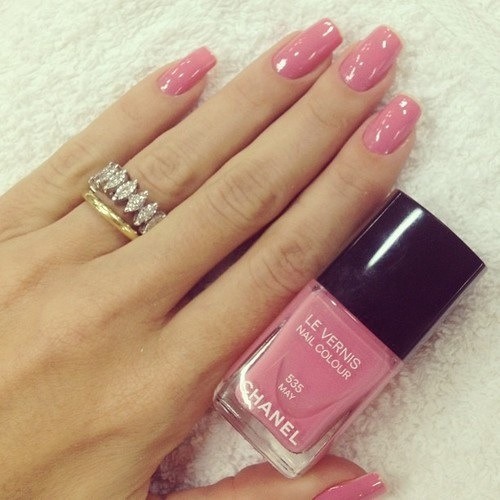 Розовый лак CHANEL на ногтях девушки