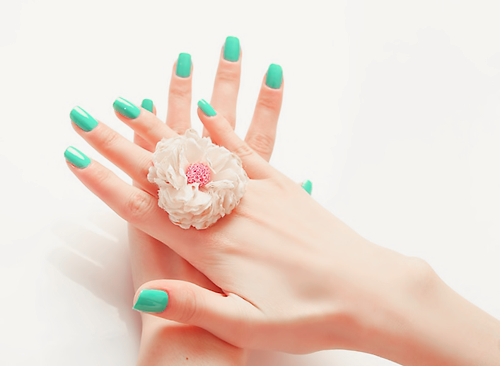 Зеленый лак на ногтях и красивое кольцо-цветок