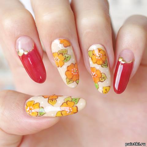 Оранжевые цветы и красный френч на длинных ногтях