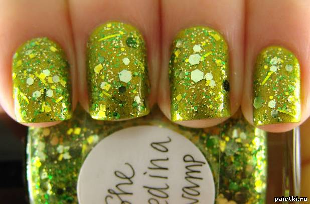 Зеленый лак на ногтях с блестками разной формы