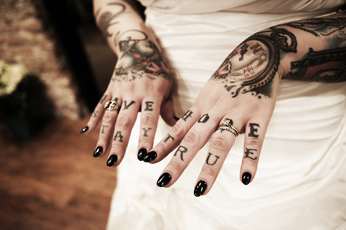 Черный лак на ногтях рук с татуировками