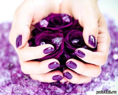 Фиолетовый лак на ногтях и фиолетовые розы в руках