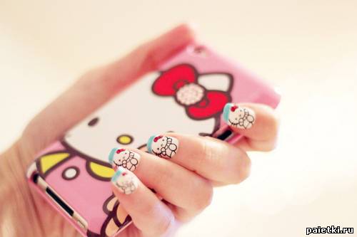 Арт на ногтях из HELLO KITTY в руке с мобильником