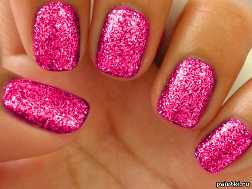 Гламурный блестящий розовый лак на ногтях