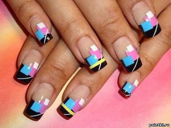 Разноцветные геометрические фигуры на ногтях