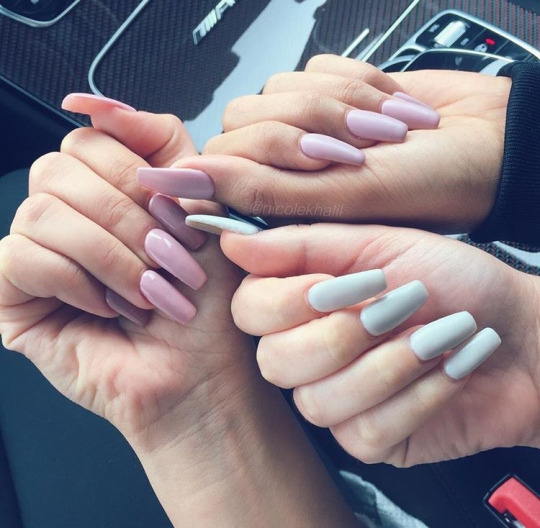 Розовый лак и голубой лак на ногтях девушек