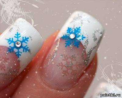 Зимний френч с голубыми снежинками