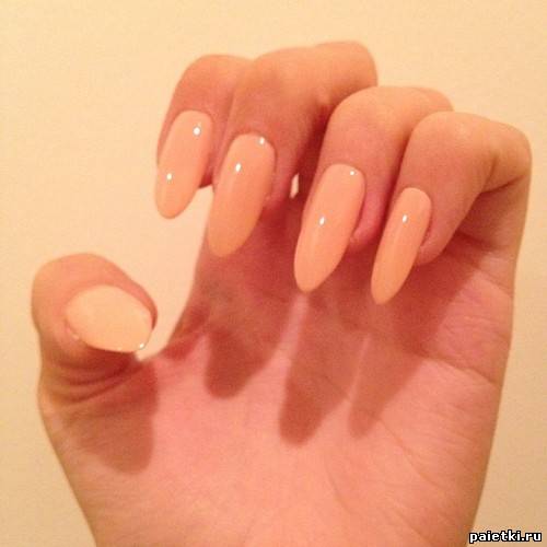 Длинные ногти миндалевидной формы персикового цвет