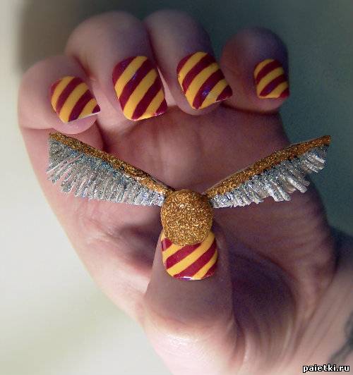 Крылья на ногтях и желто-красные полоски