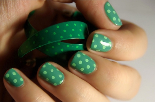 Зеленый лак и светлый горошек на ногтях
