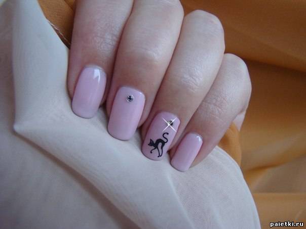 Стразы и черная кошка на розовых ногтях