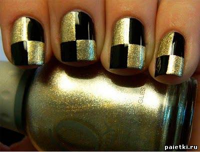 Шахматный дизайн ногтей:золотисто-черный