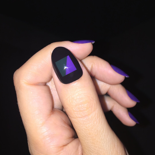 Серо-фиолетовый квадрат на черном фоне лака