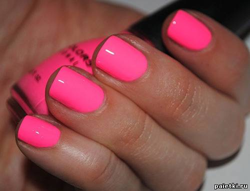 Ядовито-розовый цвет лака на коротких ногтях