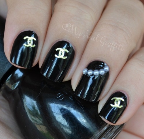 Идея маникюра с лого Шанель (CHANEL)
