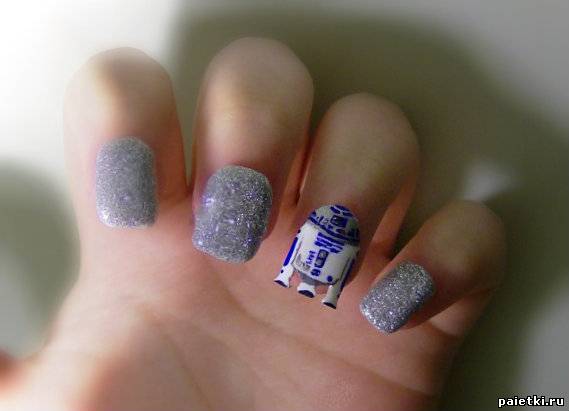 Маникюр с роботом R2-D2 на ногтях