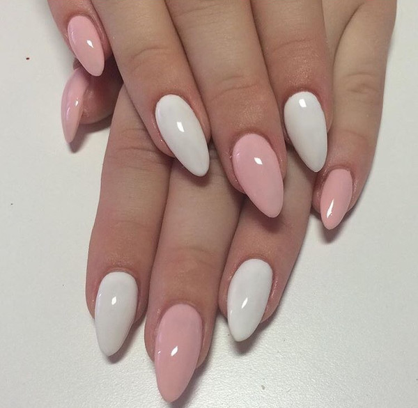 Белый и розовый лак на миндалевидной форме ногтей
