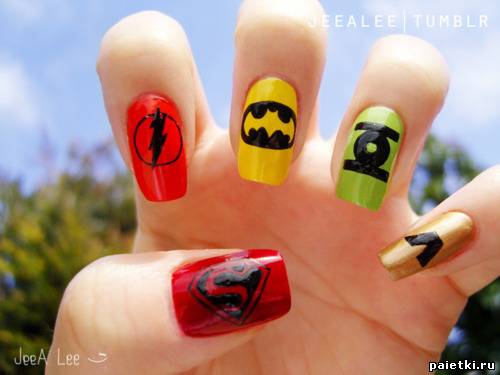 Значки супергероев на ярких длинных ногтях