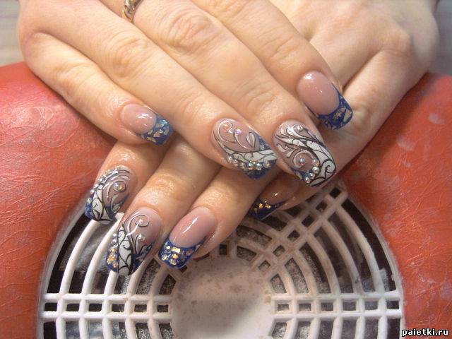 Идея арта на ногтях: Сине-белые цветы и стразы