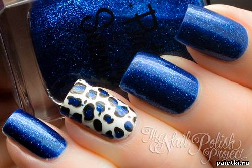 Ногти с синим перламутровым лаком и один - леопард