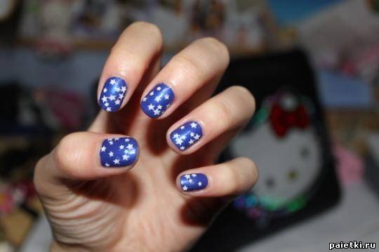 Арт на ногтях:Белые звездочки на синем фоне лака