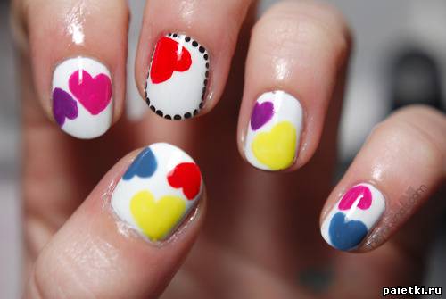 Рисунки на ногтях:Разноцветные сердечки