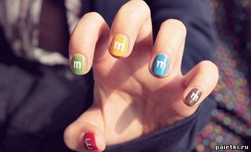 разноцветный маникюр M&M's