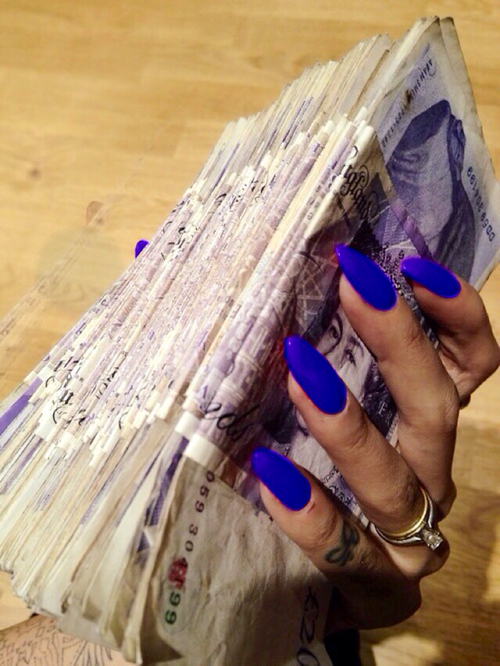 Синий лак на ногтях и деньги в руке