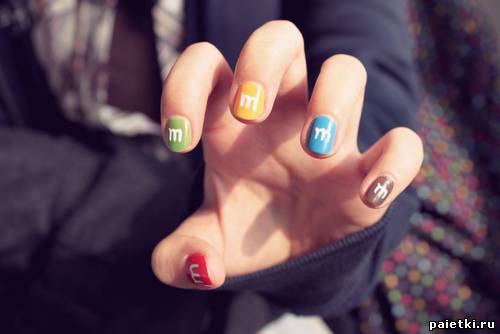 Разноцветные ногти с логотипом M&M's