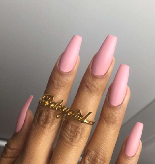 Розовый матовый лак на ногтях