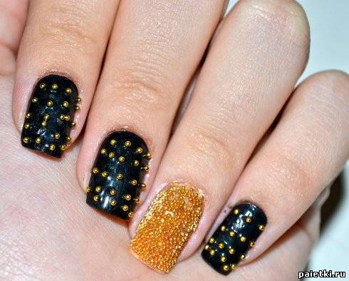 Икорный маникюр с золотым бисером