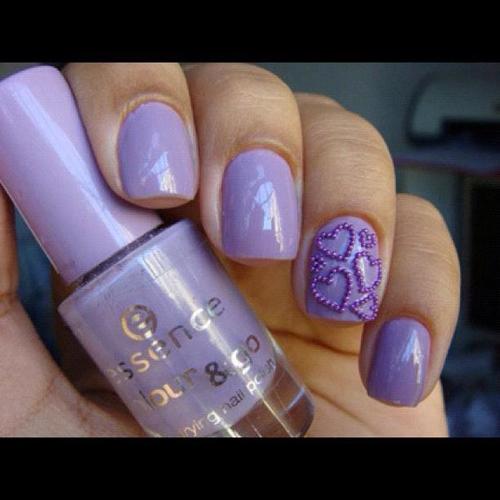 Фиолетовый лак и сердечки из бисера на одном ногте