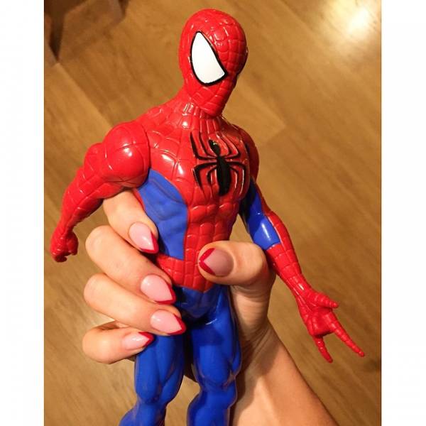 Человек-паук в руке с маникюром (френч-угол)