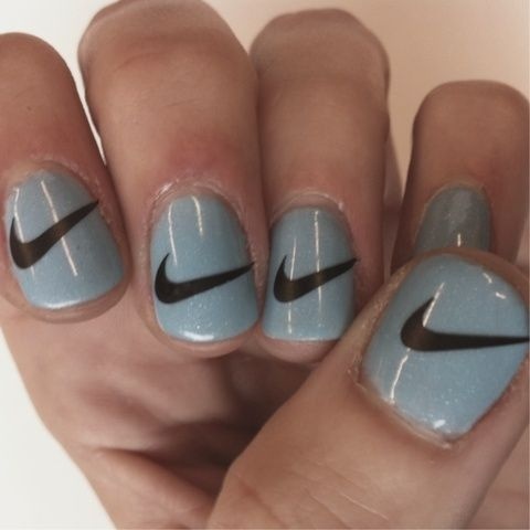 Идея арта на ногтях: лого Nike