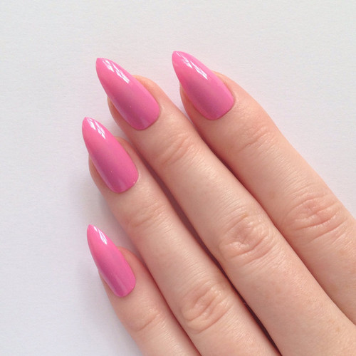 Розовый лак на миндалевидных ногтях