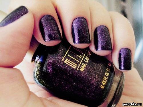 Темно-фиолетовый блестящий лак на ногтях