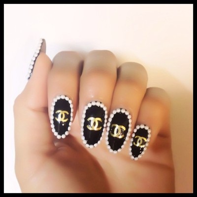 Маникюр с золотистым логотипом CHANEL и  бисером