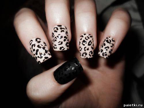 Маникюр:4 леопардовых ногтя и один черный
