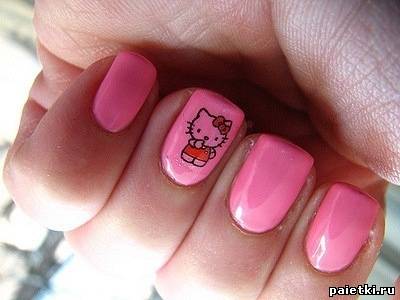 Китти на розовых ногтях