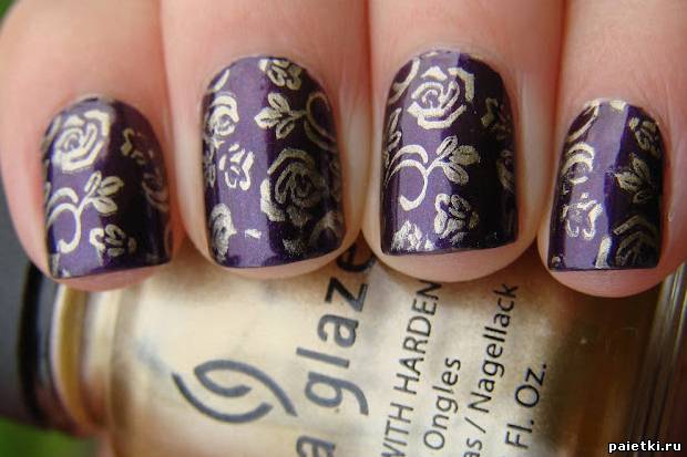 Нейл-арт: Серебристые розы на фиолетовом фоне
