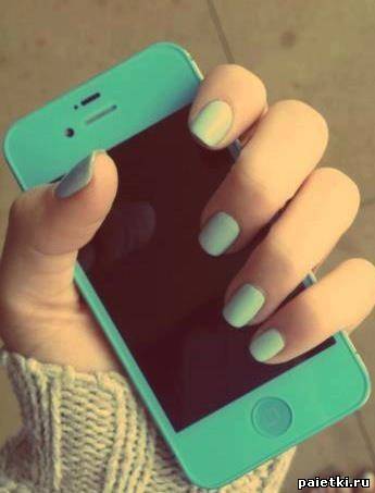 Бирюзовый лак на ногтях под цвет айфона в руке