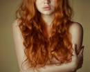 Девушка с рыжими волнистыми волосами