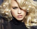 Красивая блондинка с волнистыми волосами