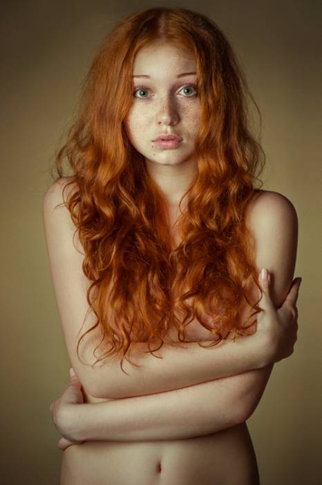 Девушка с рыжими волнистыми волосами