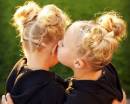 Причёски двух близняшек