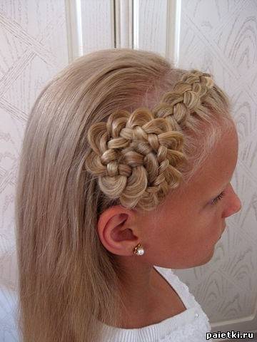 Прическа для девочки с плетением цветка из волос